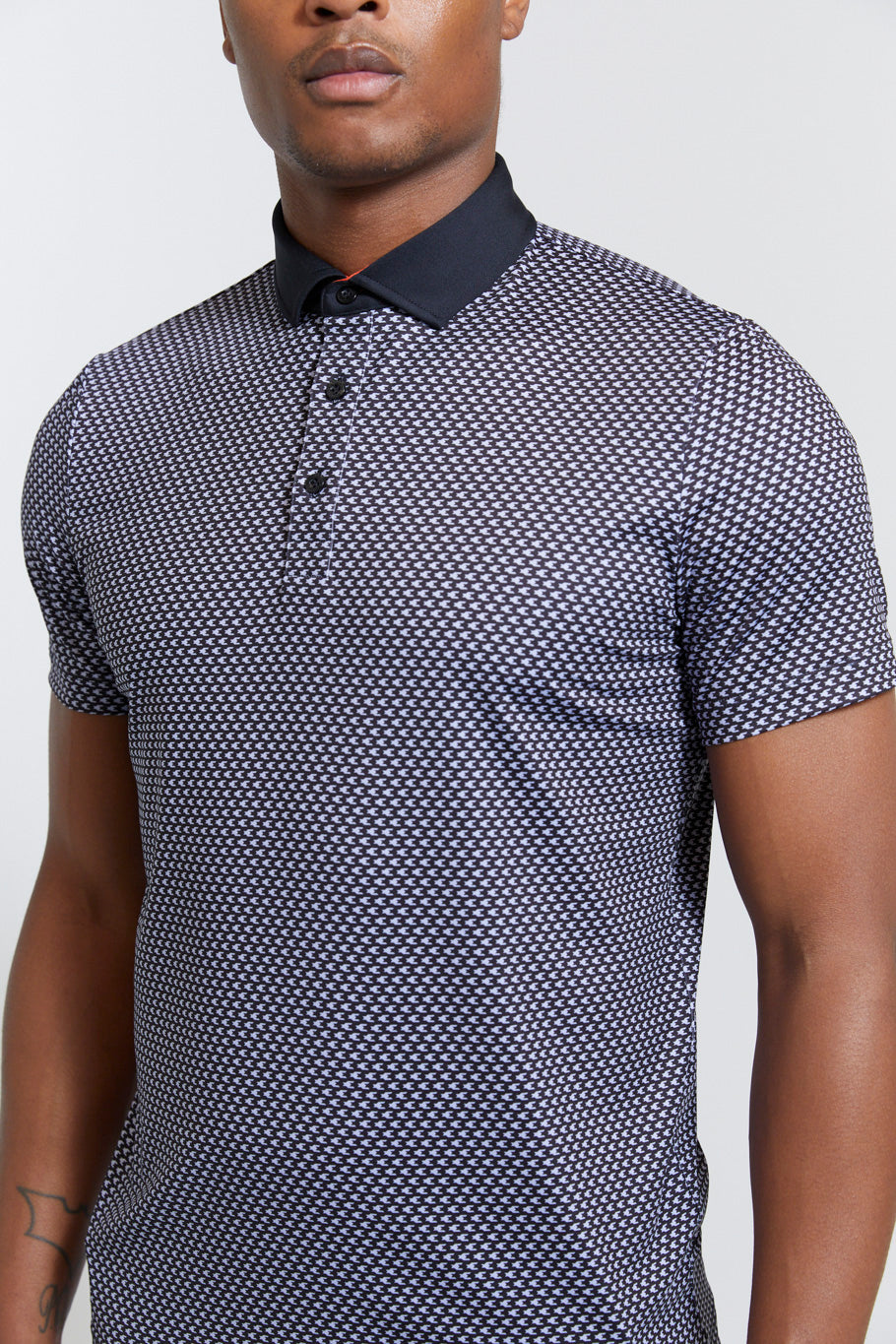 Image of the jarvis polo in tuxedo ss23
